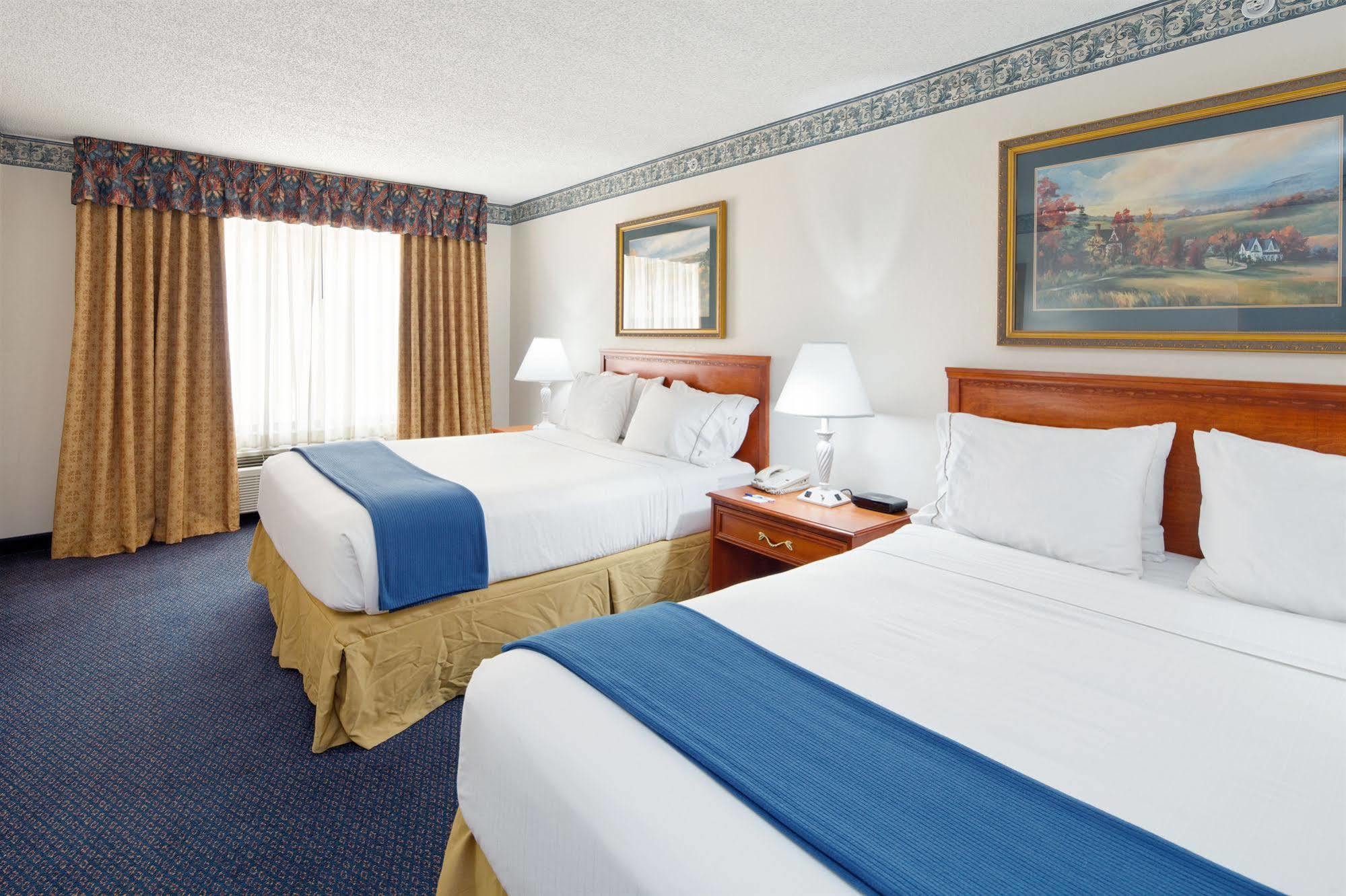 Holiday Inn Express Hotel & Suites Lancaster Exterior foto